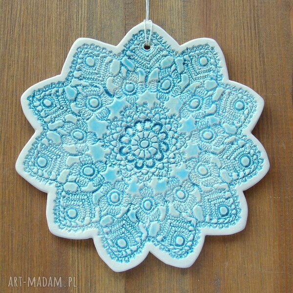 Dwie duże ceramiczne śnieżynki - zawieszki w bieli i turkusie (ok. 15 cm)
