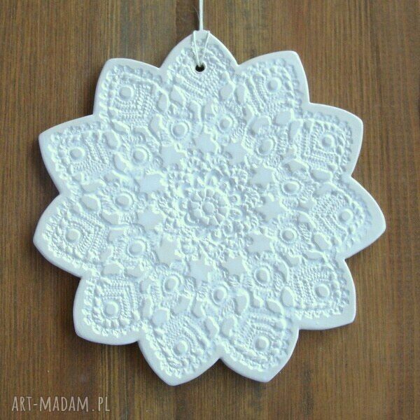Dwie duże ceramiczne śnieżynki - zawieszki w bieli i turkusie (ok. 15 cm)