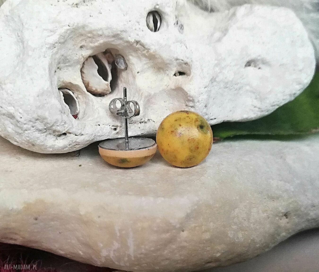 Musztardowe ceramiczne kolczyki sztyfty Gaia ceramika