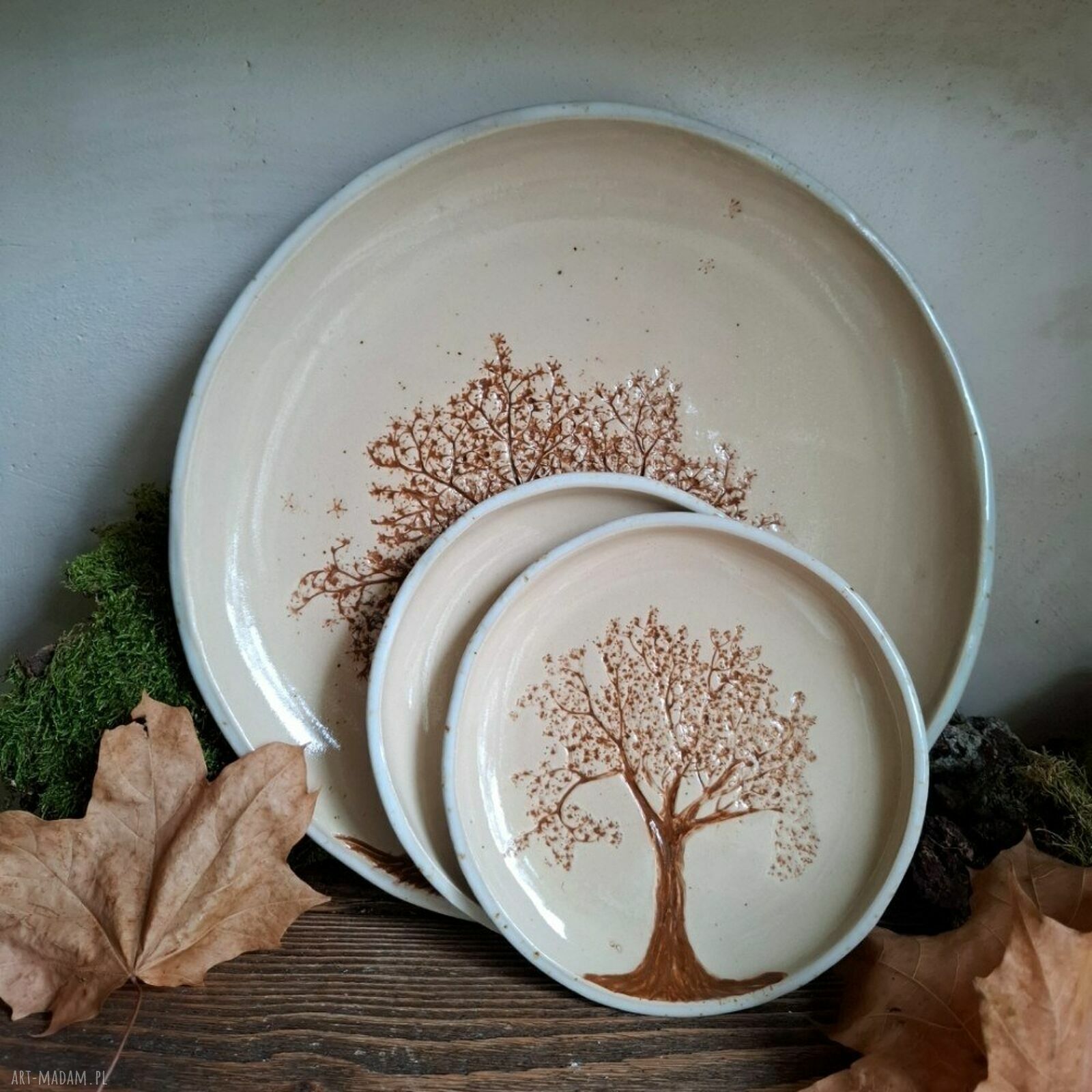 Ręcznie lepiony talerz ceramiczny z motywem drzewa