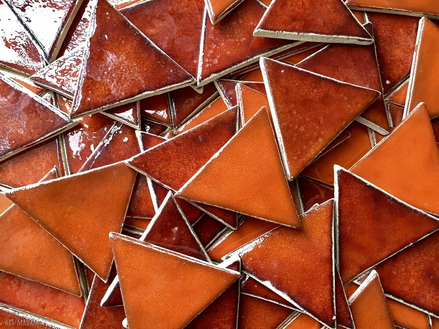 Ceramiczne trójkątne kafelki „Lawa” - czerwone płytki ścienne handmade