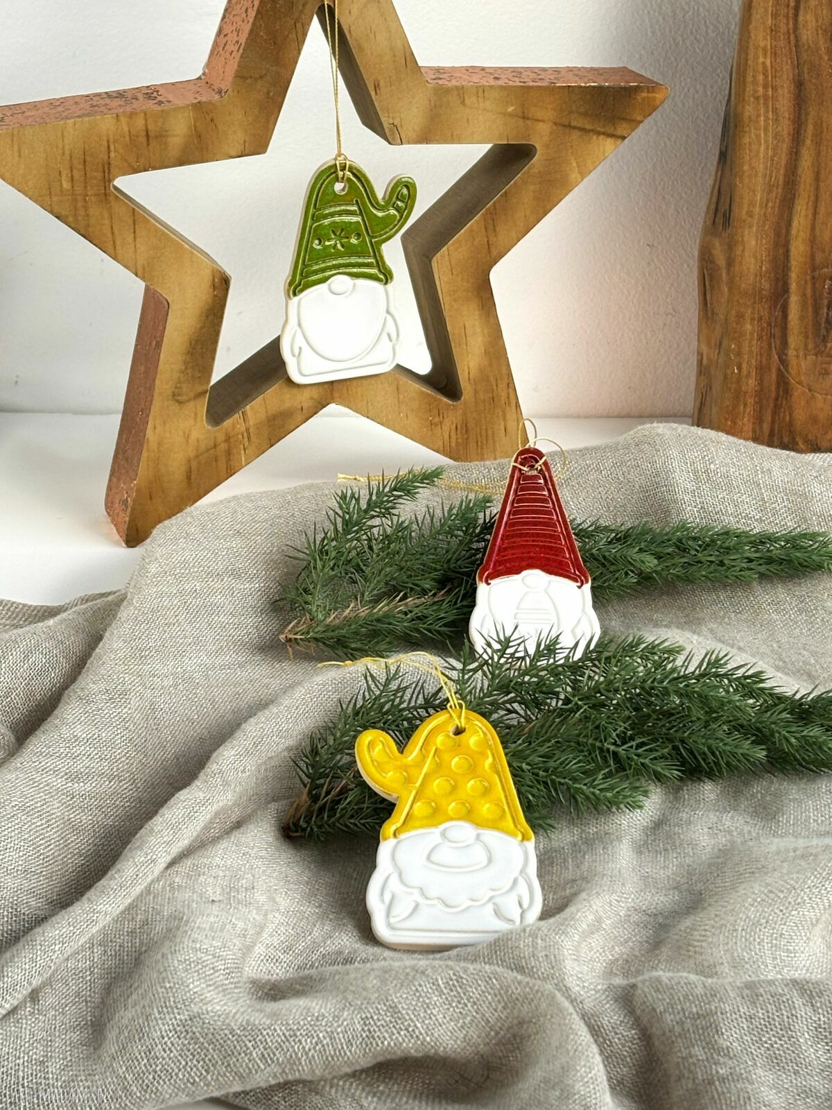 Ręcznie robione ceramiczne zawieszki na choinkę - 3 kolorowe skrzaty