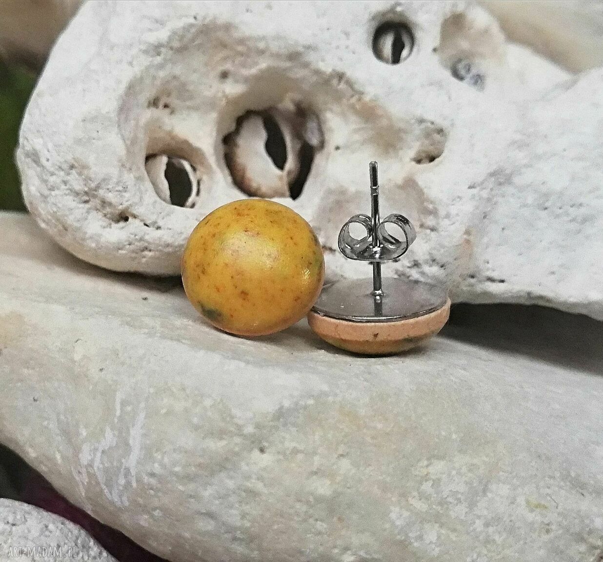 Musztardowe ceramiczne kolczyki sztyfty Gaia ceramika