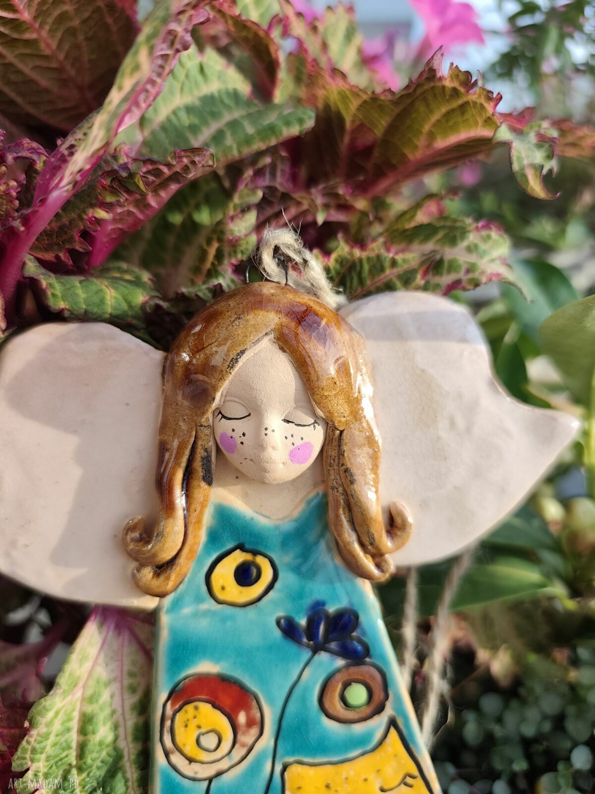 Ceramiczny aniołek z kotami - ręcznie wykonana pamiątka