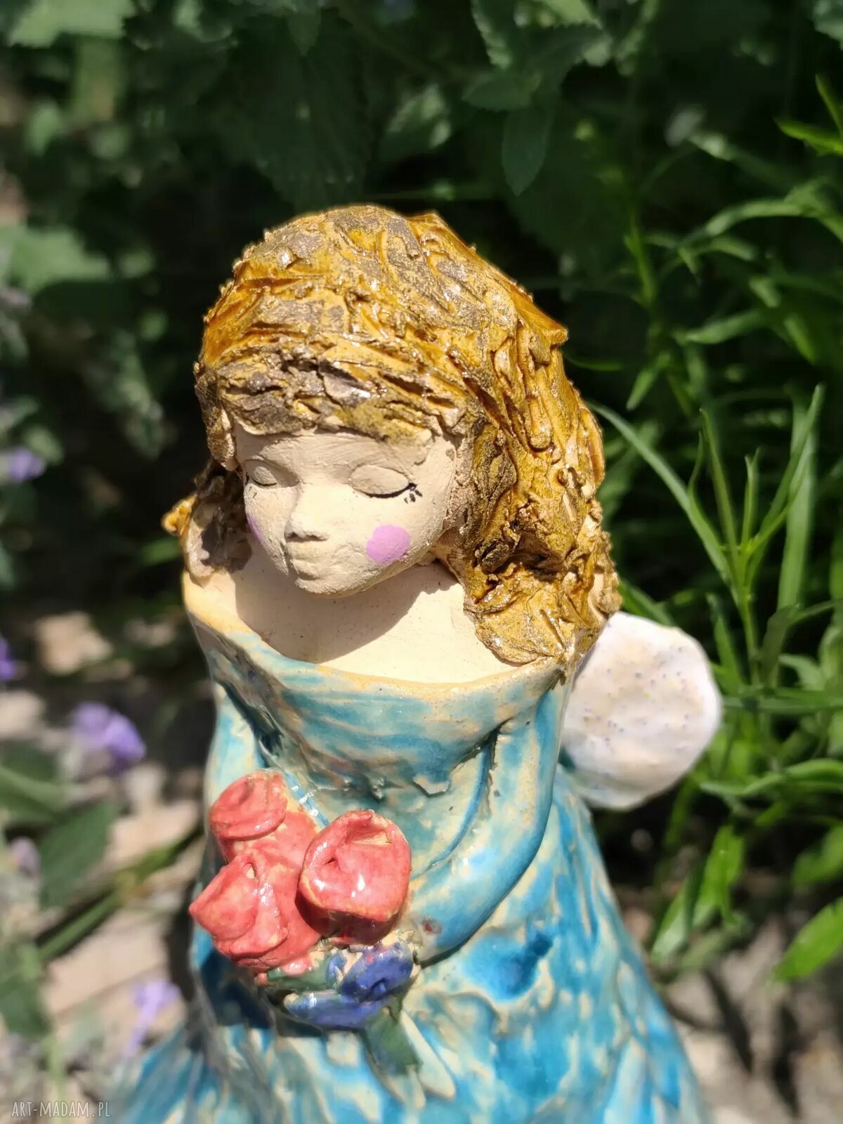 Anioł ceramiczny z różami - ręcznie robiona dekoracja