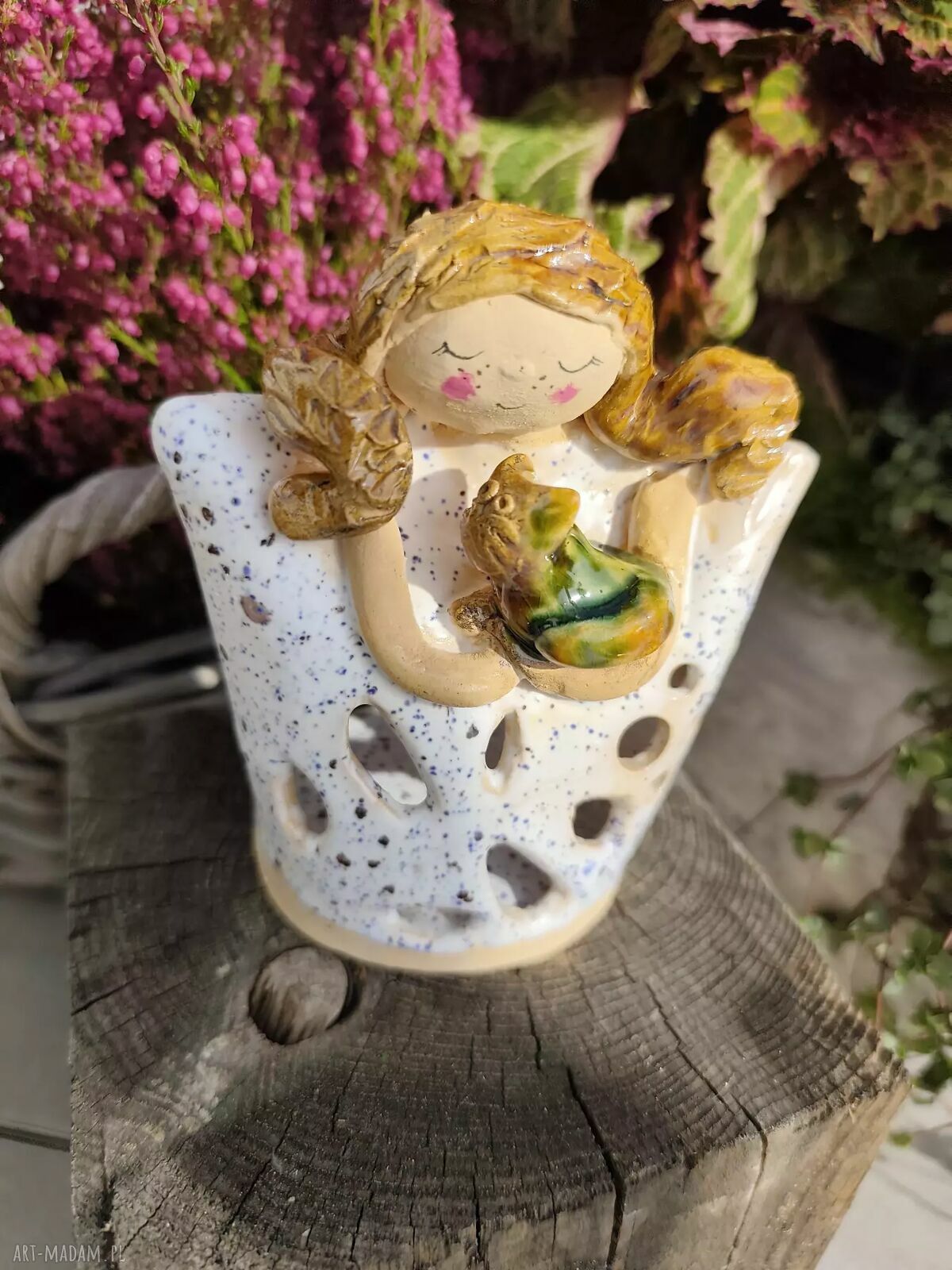 Ceramiczny lampion w kształcie anioła z kotem