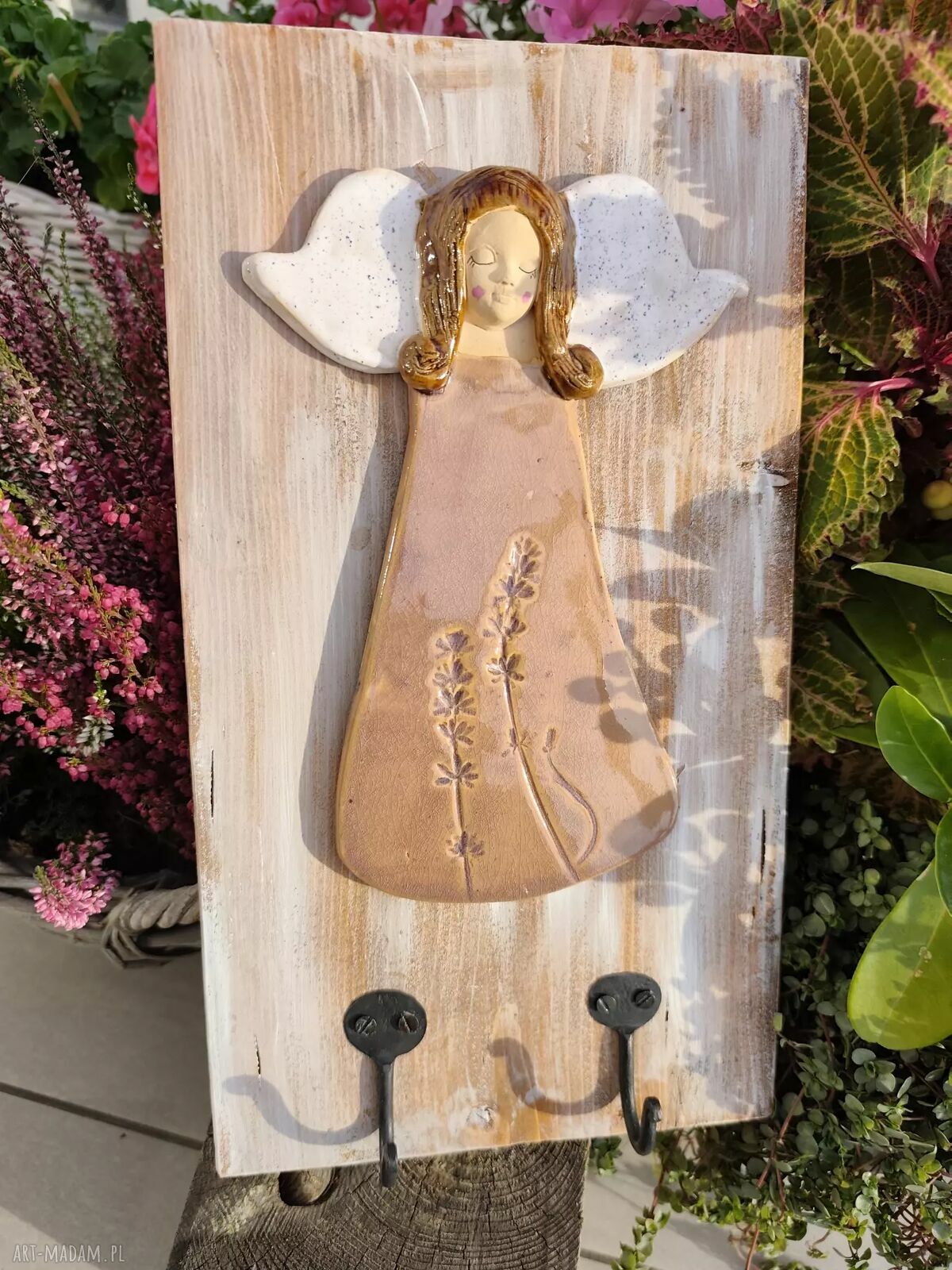 Ceramiczny anioł na drewnianej desce - ozdobny wieszak