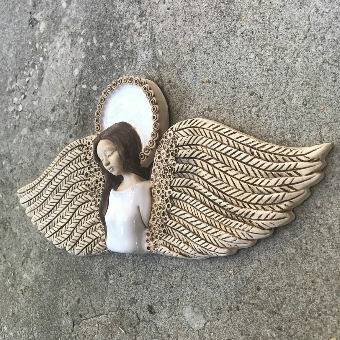 Anioł ceramiczny Sitan II na ścianę - ręcznie lepiony