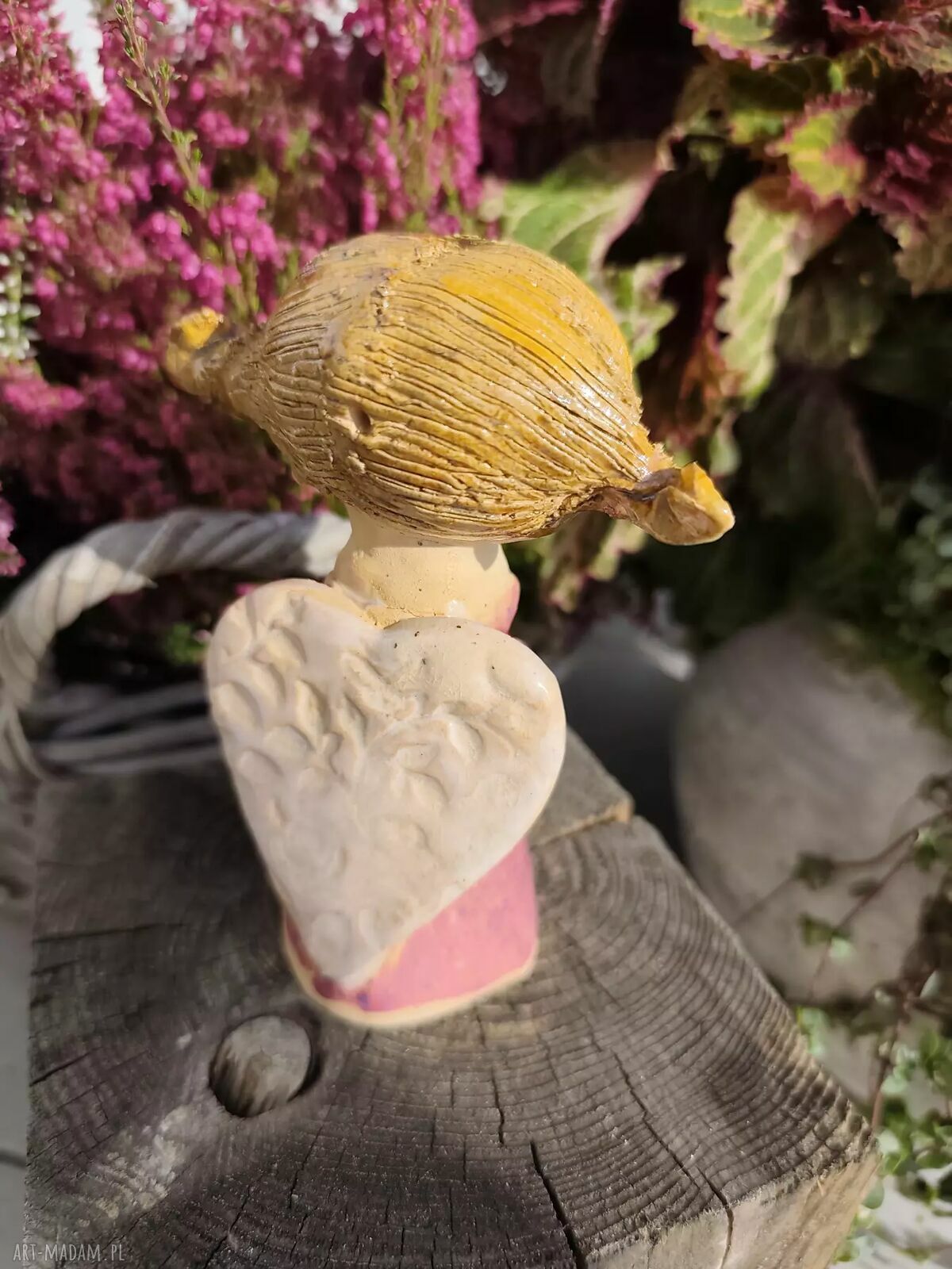 Ręcznie robiony anioł ceramiczny z zielonym sercem