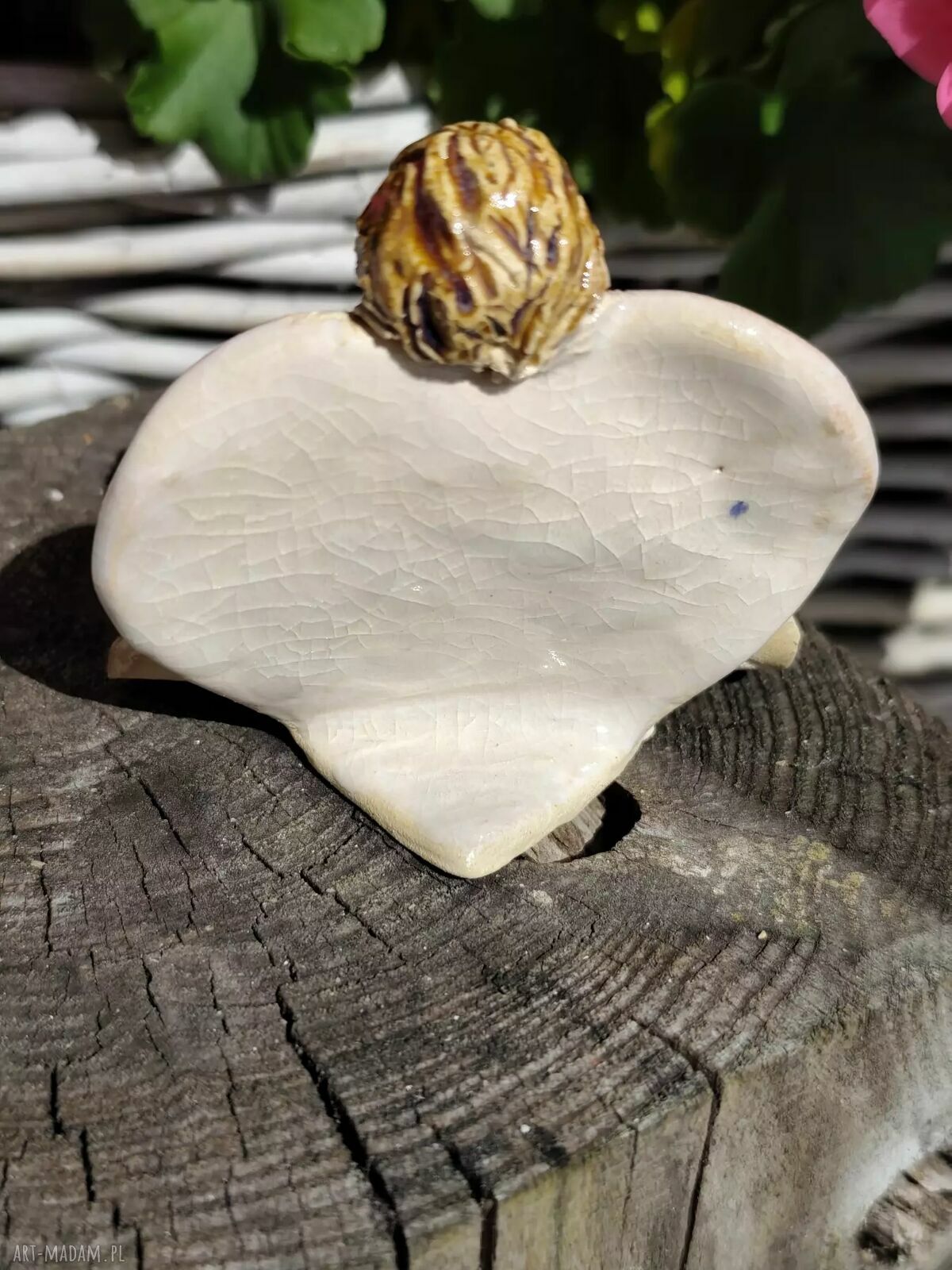 Ręcznie wykonany ceramiczny aniołek z serduszek