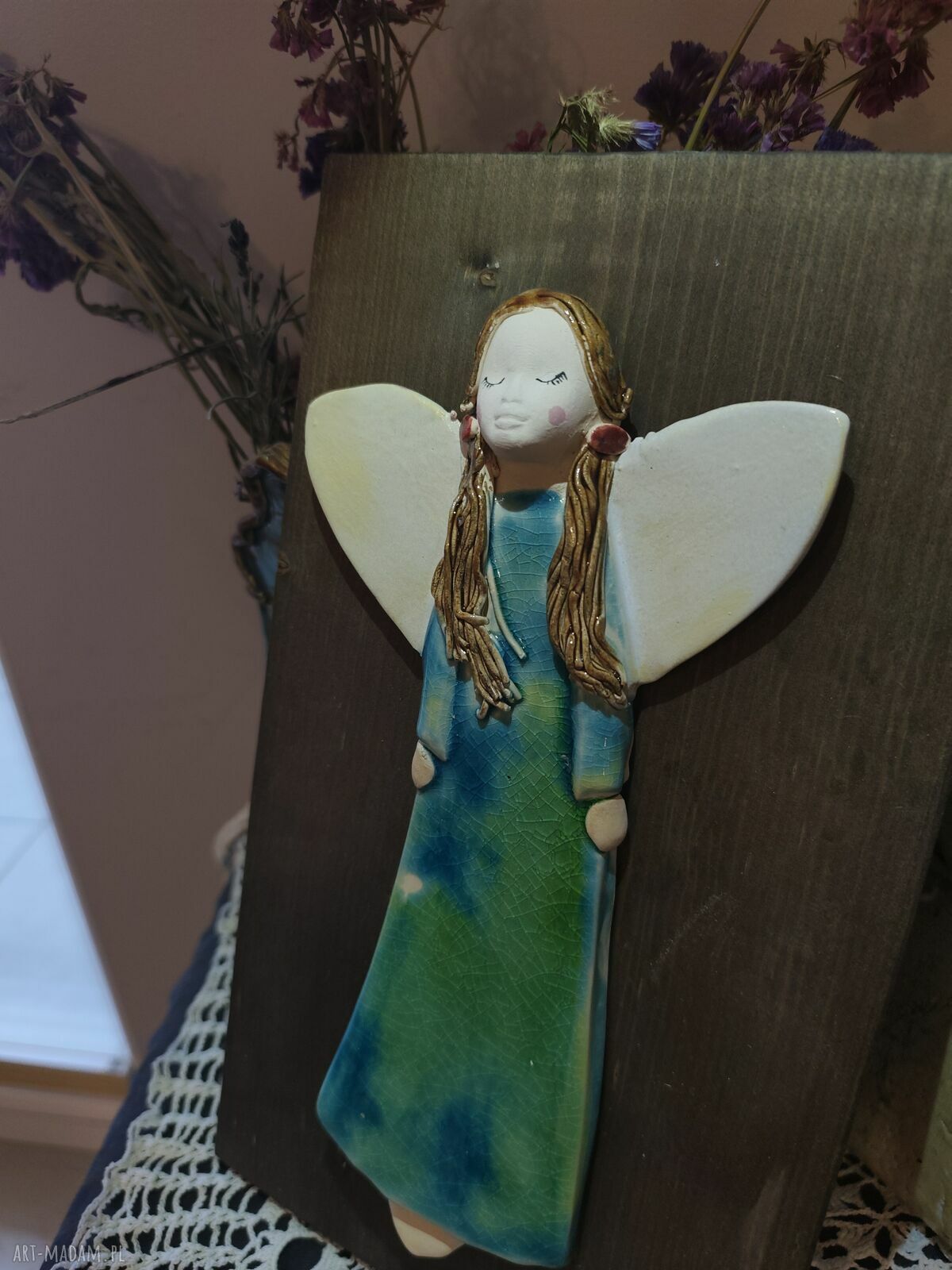 Anioł ceramiczny na desce 19x34 cm - ozdoba bożonarodzeniowa z zaczepami do zawieszenia