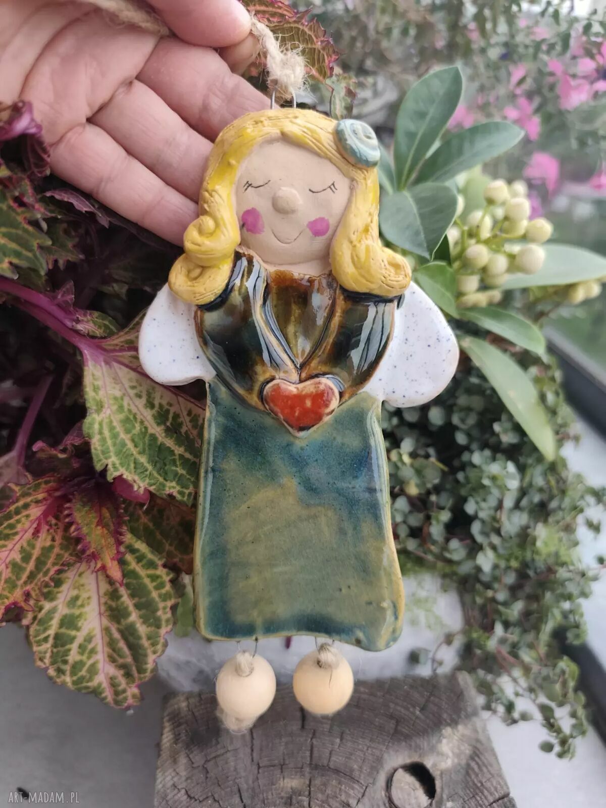 Anioł ceramiczny Pyza z serduszkiem - wyjątkowa figurka handmade