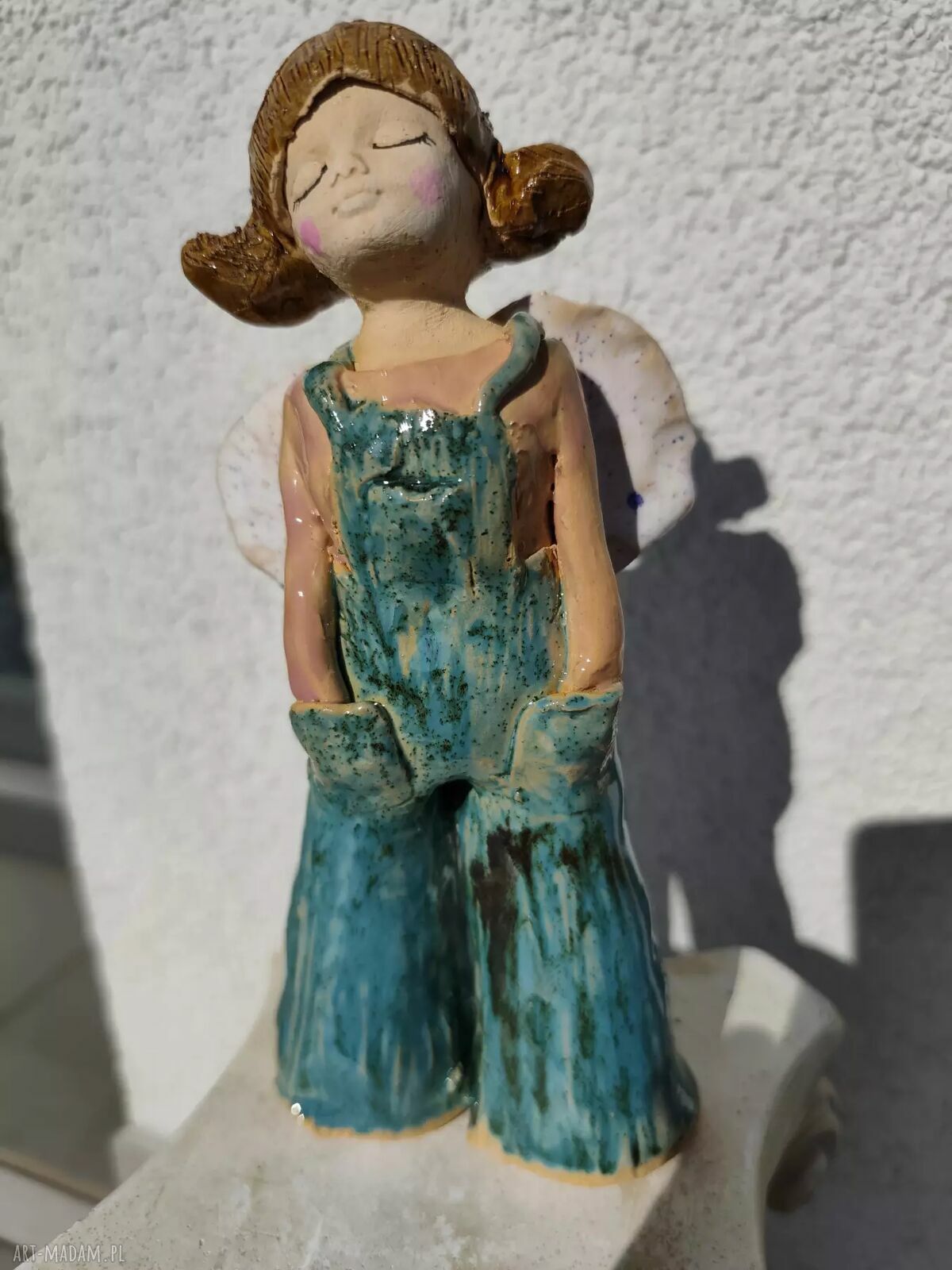 Ceramiczny anioł w turkusowych ogrodniczkach - rękodzieło