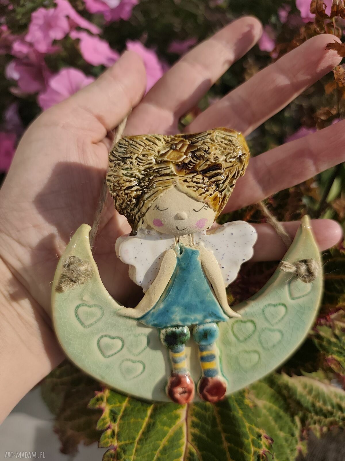 Ręcznie robiony anioł ceramiczny na księżycu