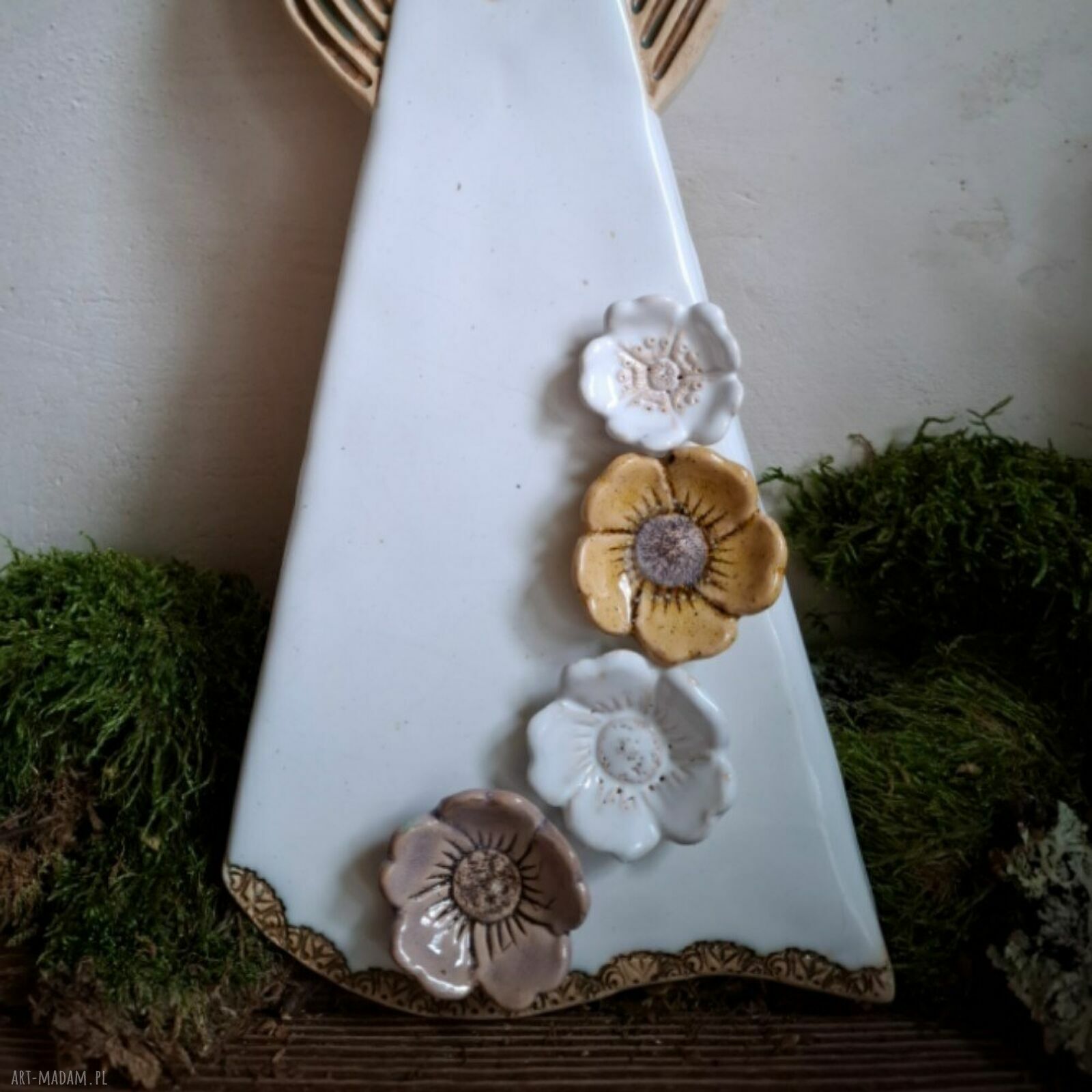 Anioł ceramiczny z kwiatami na ścianę - pamiątka od serca na lata