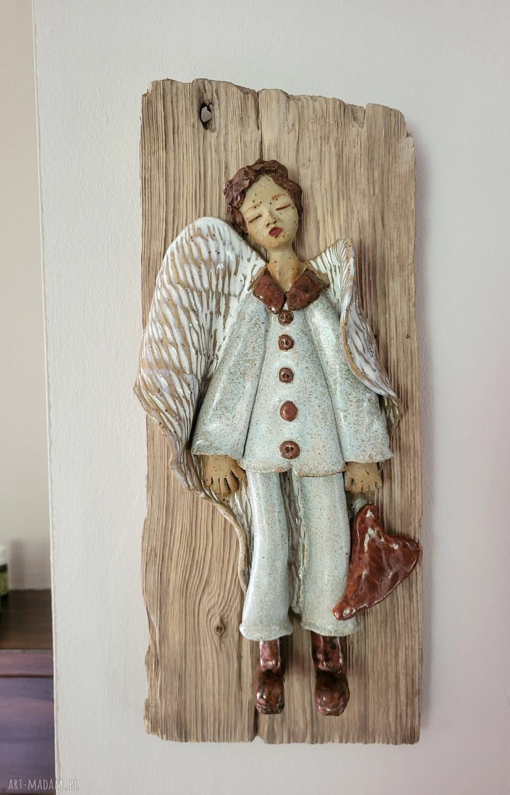 Ceramiczny anioł z sercem na starej desce - Kolekcja Strażnicy Serca