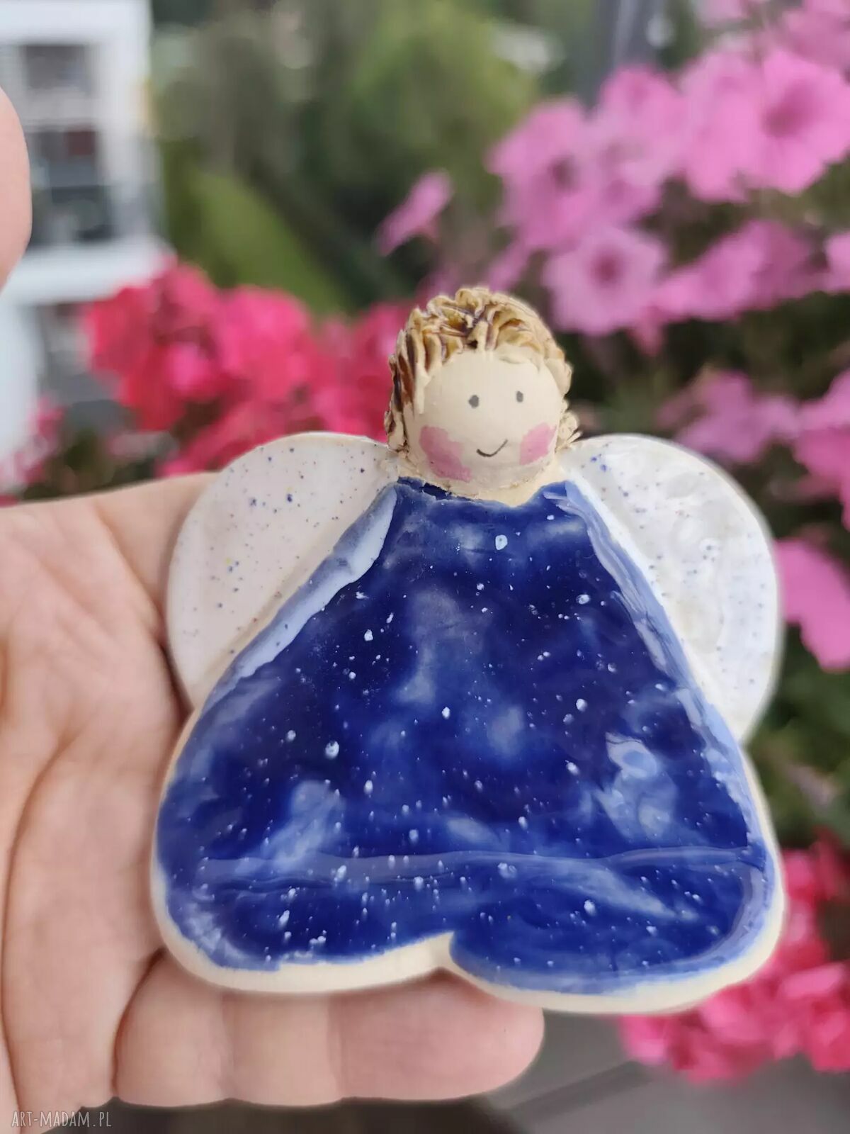 Ceramiczny aniołek z serduszek - ręcznie wykonana dekoracja