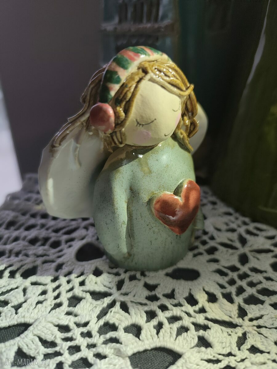 Kolorowy anioł ceramiczny - świąteczna ozdoba pełna ciepła