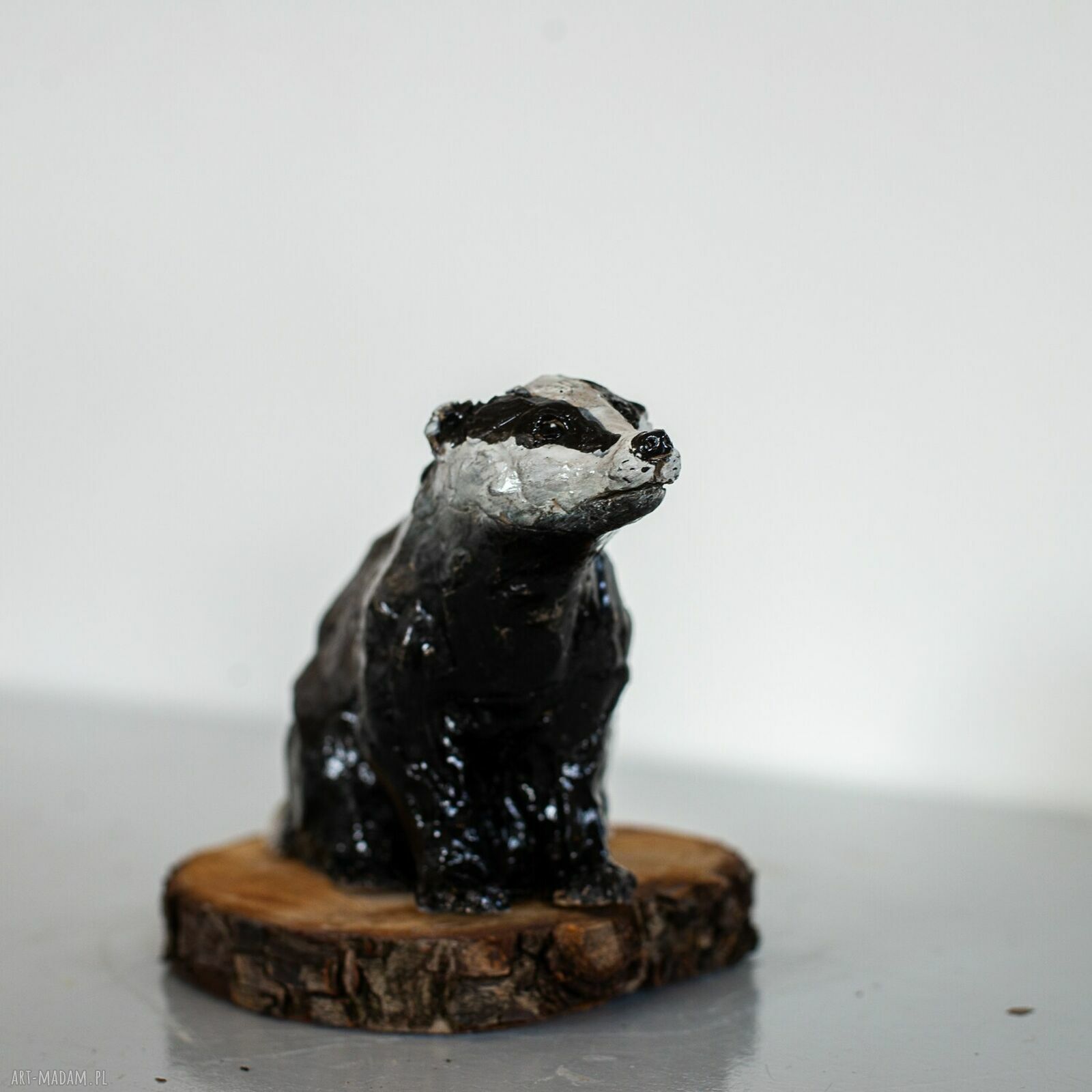 Borsuk ceramiczny - ręcznie wykonana figurka na drewnianej podstawie