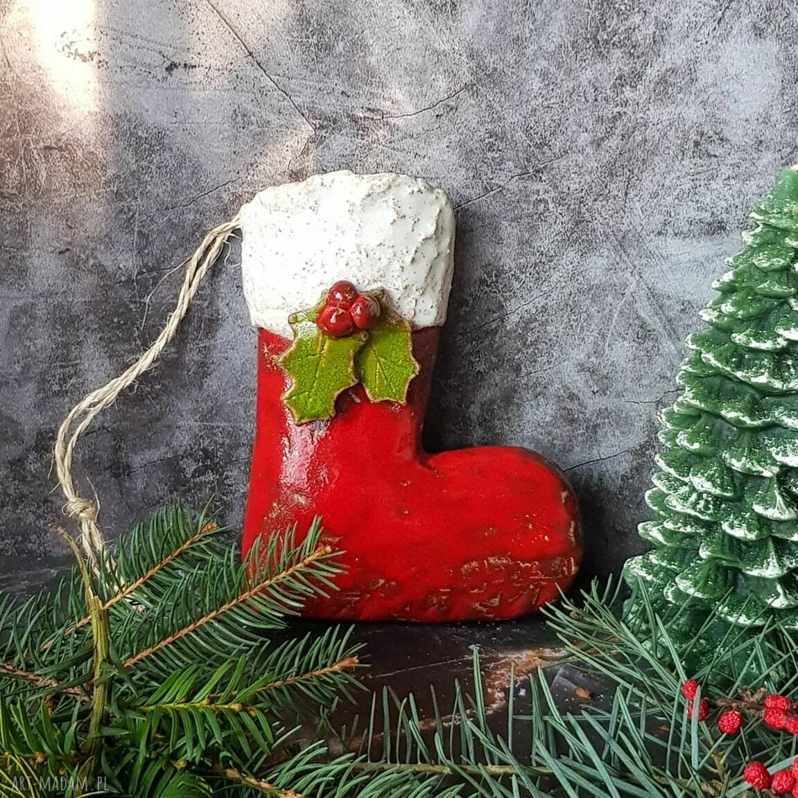 Ceramiczny świąteczny bucik na kominek - ręcznie wykonana dekoracja