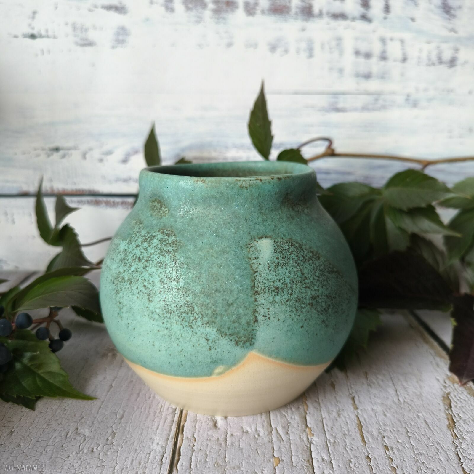 Ręcznie wykonany ceramiczny wazon w odcieniu turkusu