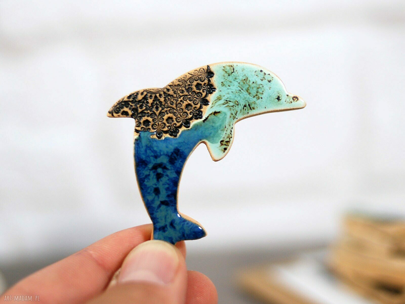 Ceramiczny delfin - magnes na lodówkę