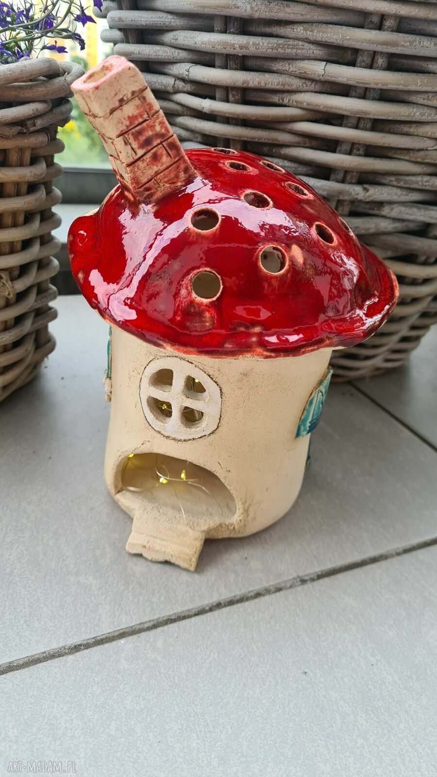 Domek ceramiczny - lampion z jasnej gliny, błyszczące szkliwa (21 x 16 cm)