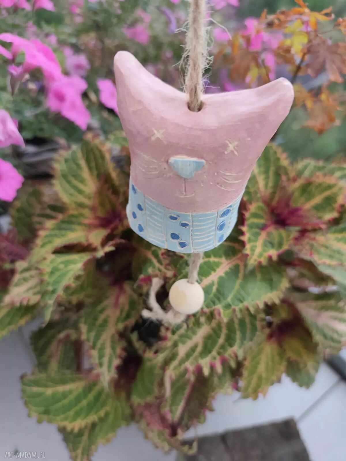 Dzwonek ceramiczny kotek łaciaty - ręcznie robiona ozdoba