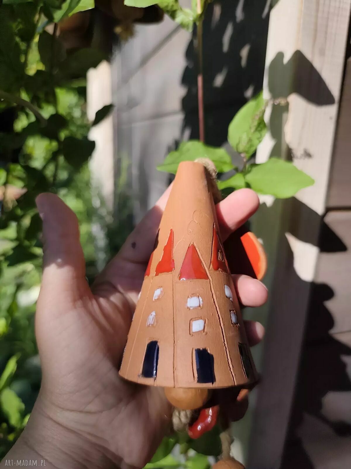 Ceramiczny dzwonek z ptaszkiem - dekoracja ogrodu