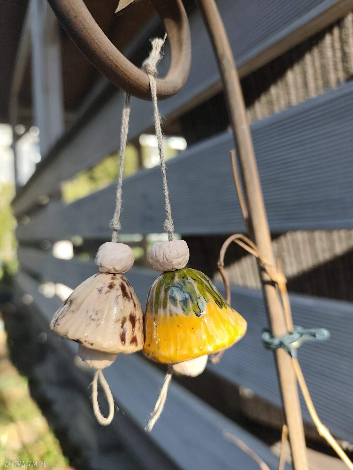Dzwonek ceramiczny 2 szt - kolorowe ozdoby handmade na balkon i ogród
