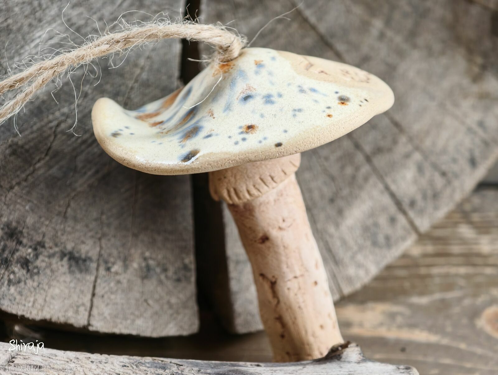 Ceramiczny grzybek z kotkiem - leśna zawieszka handmade
