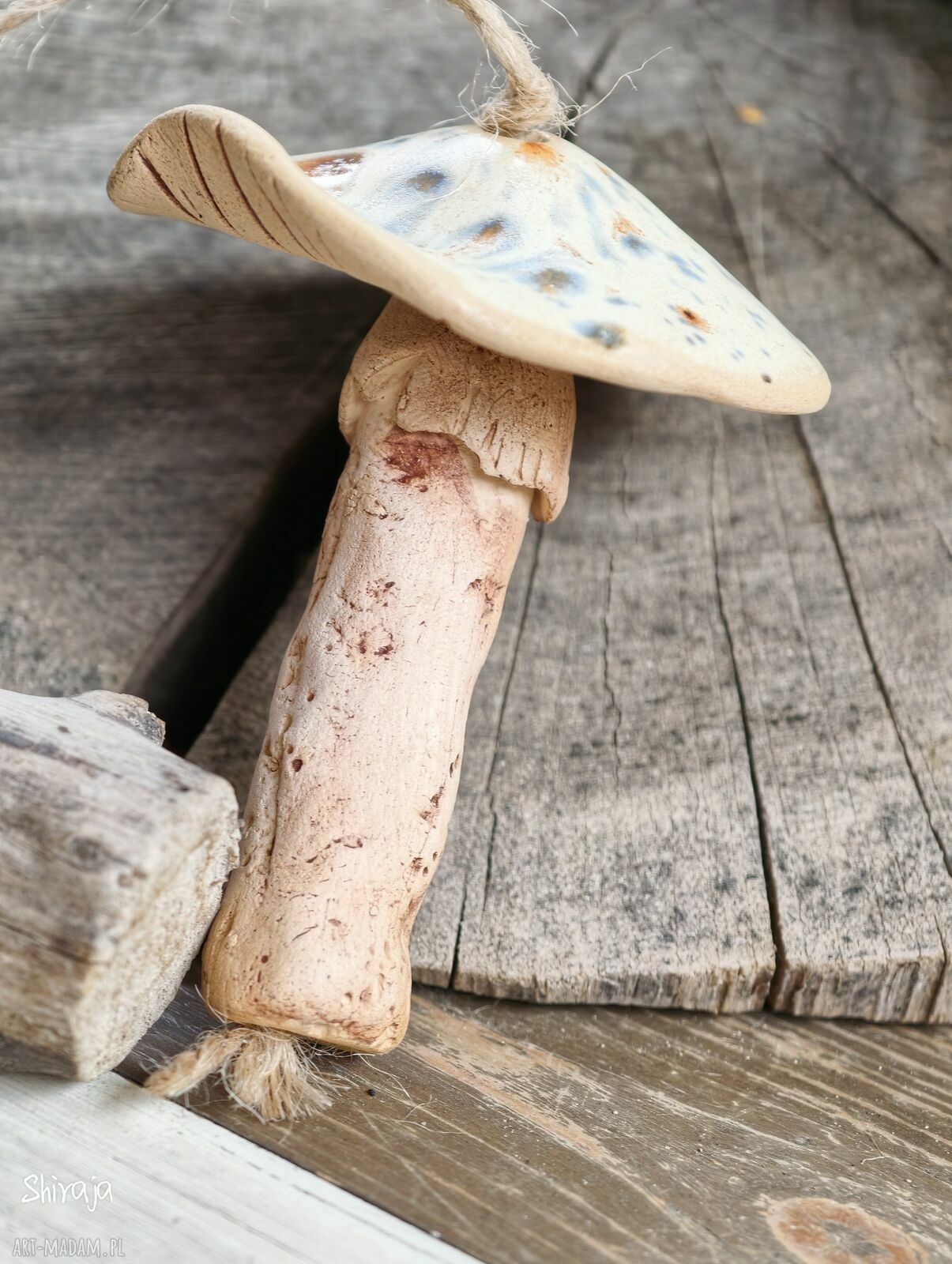 Ceramiczny grzybek z kotkiem - leśna zawieszka handmade