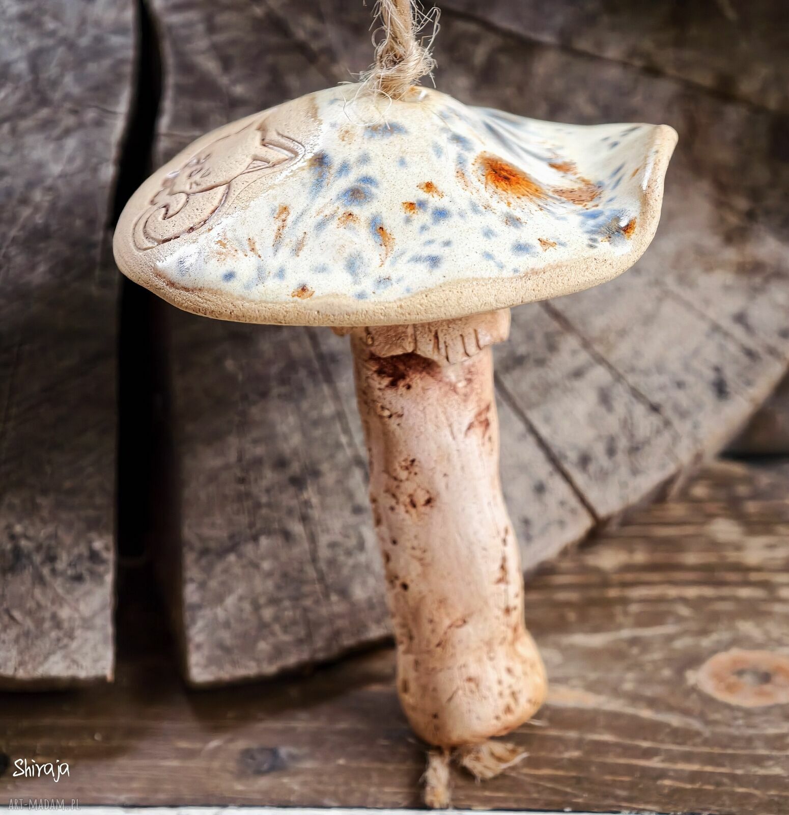 Ceramiczny grzybek z kotkiem - leśna zawieszka handmade