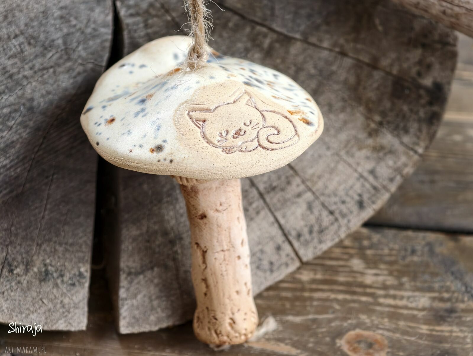 Ceramiczny grzybek z kotkiem - leśna zawieszka handmade