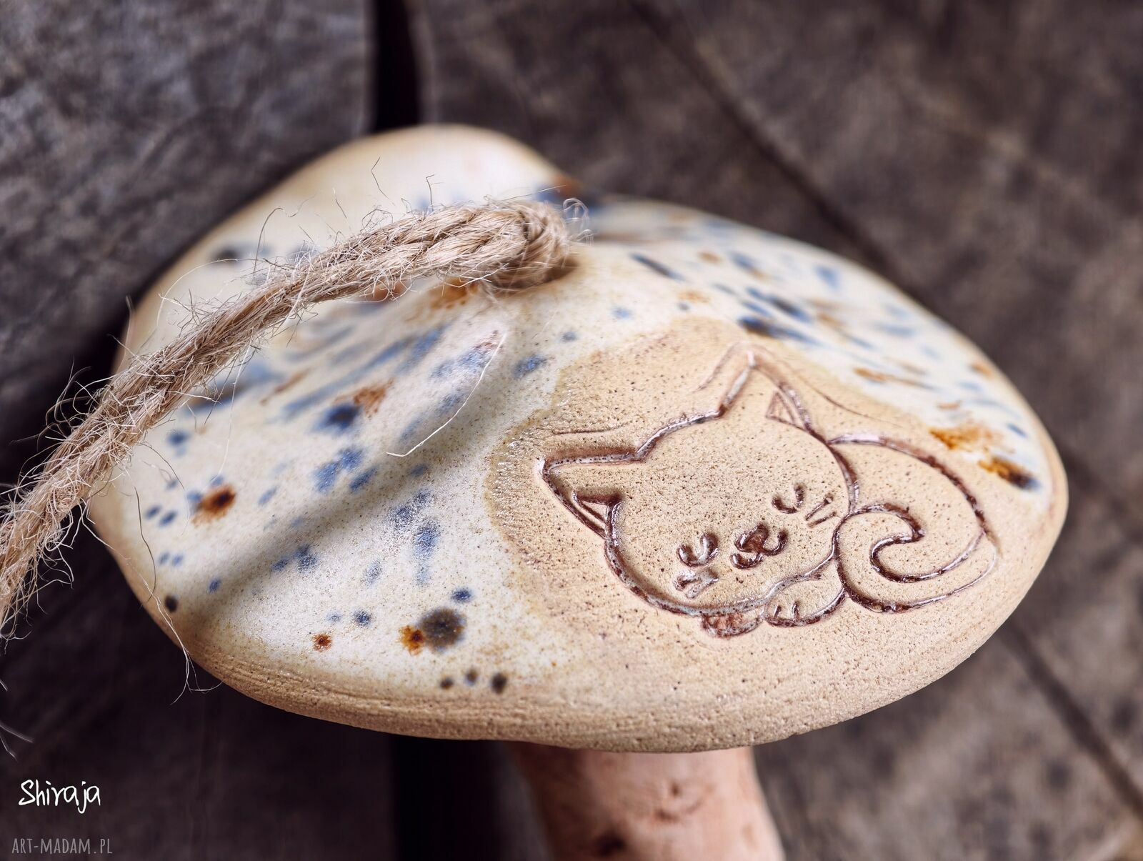Ceramiczny grzybek z kotkiem - leśna zawieszka handmade