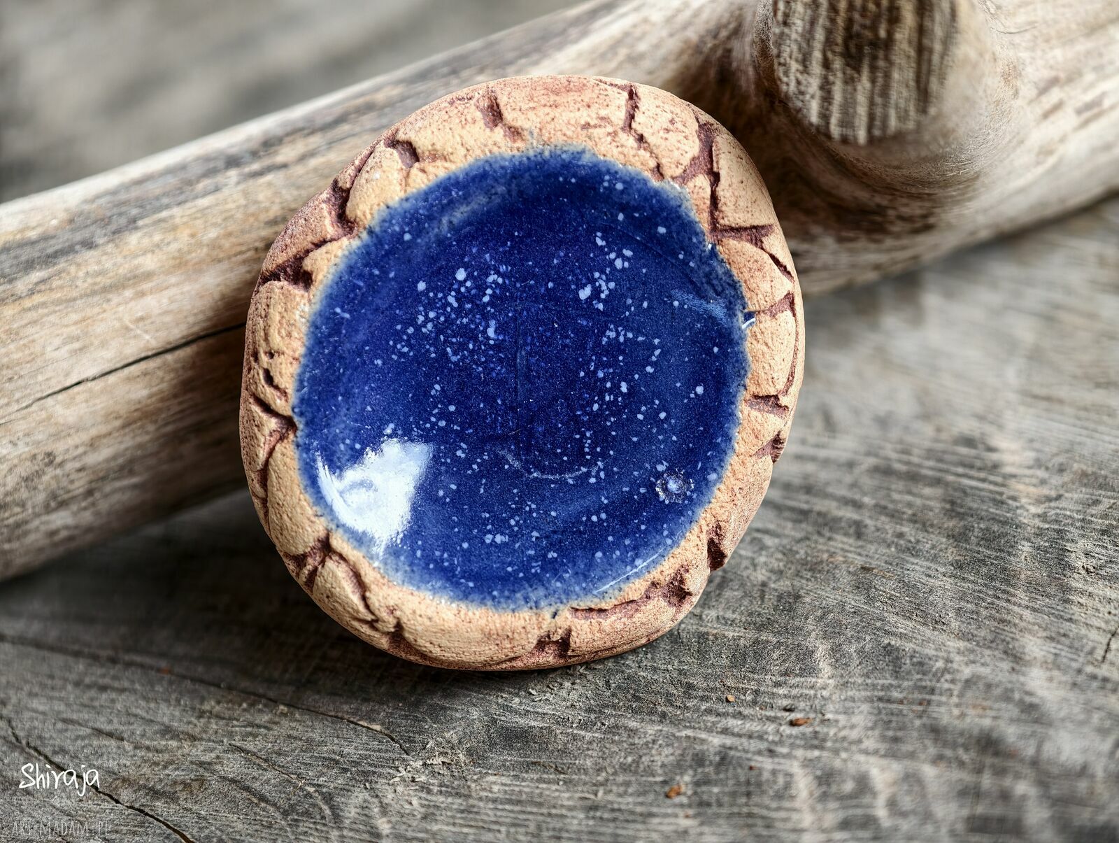 Ceramiczny kamień spokoju w odcieniach beżu i niebieskiego