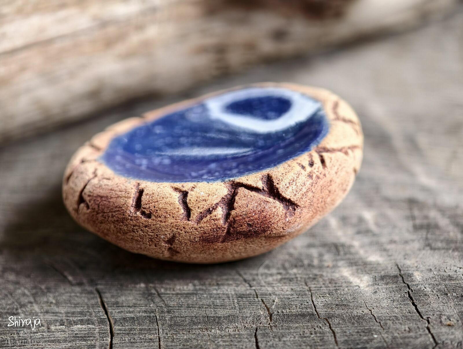 Ceramiczny kamień spokoju w odcieniach beżu i niebieskiego