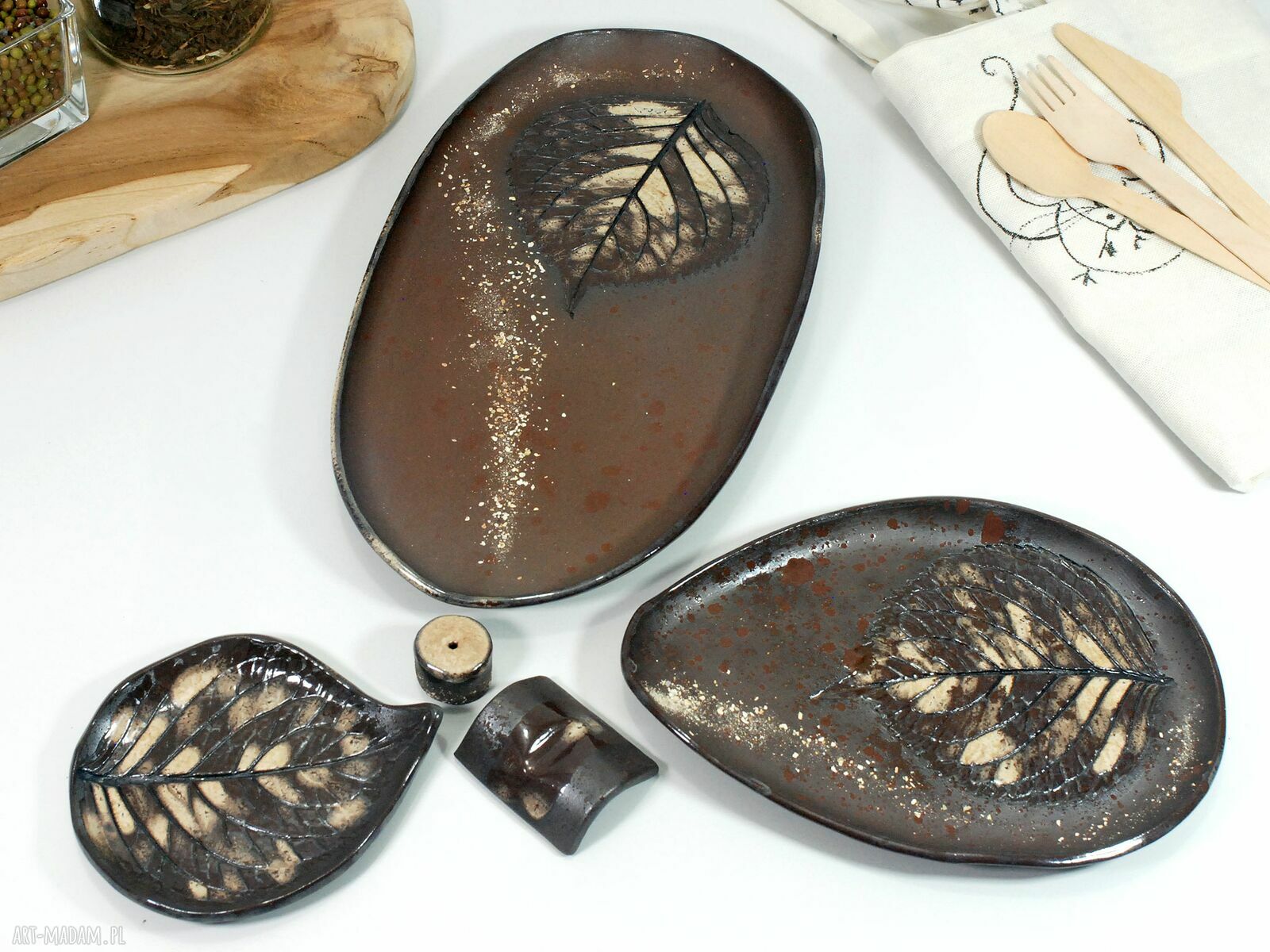 Ceramiczny komplet do serwowania sushi, dań i przekąsek - 3 misy z motywem liści stojaki