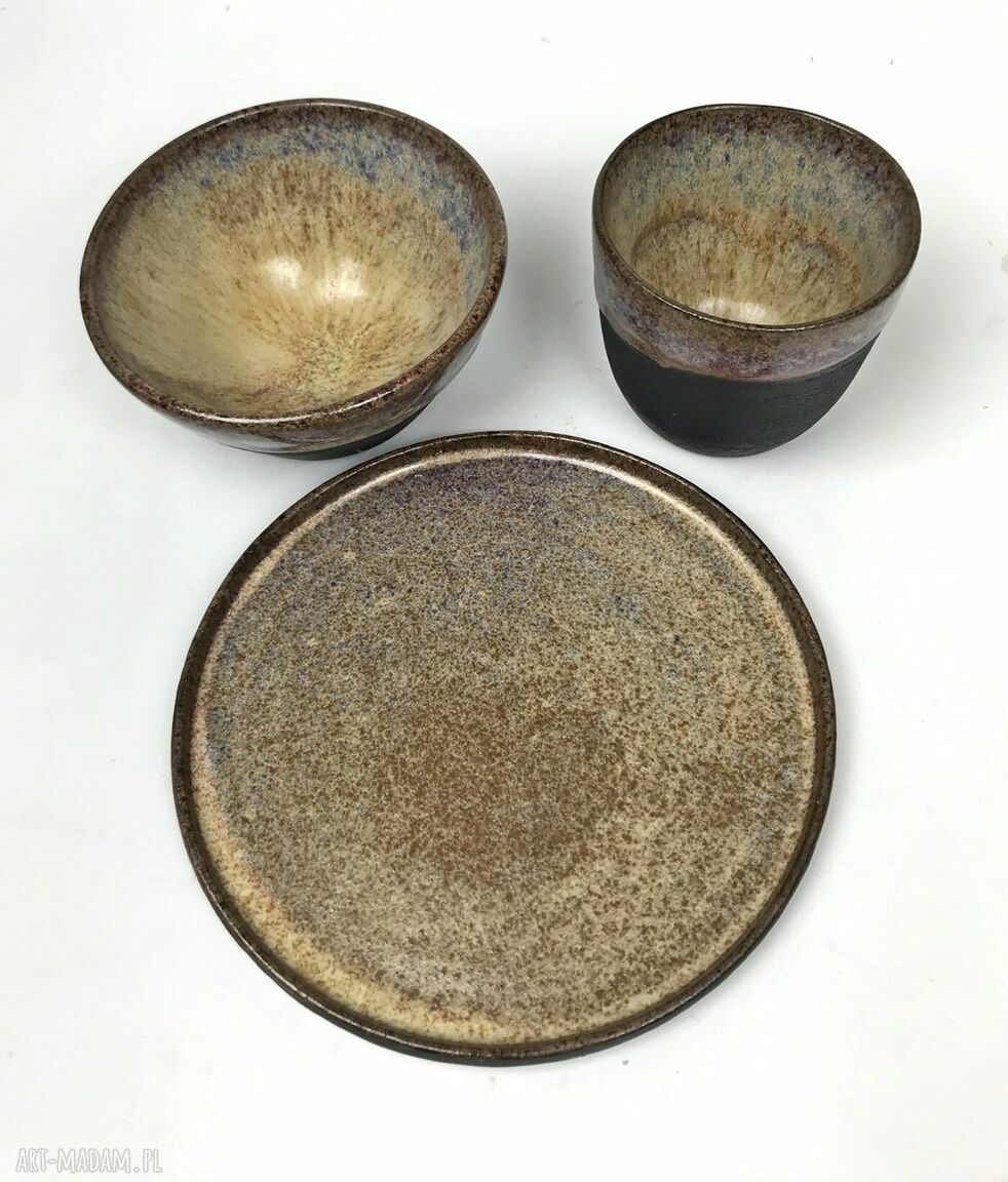 Ceramiczny komplet śniadaniowy ręcznie robiony z czarnej gliny