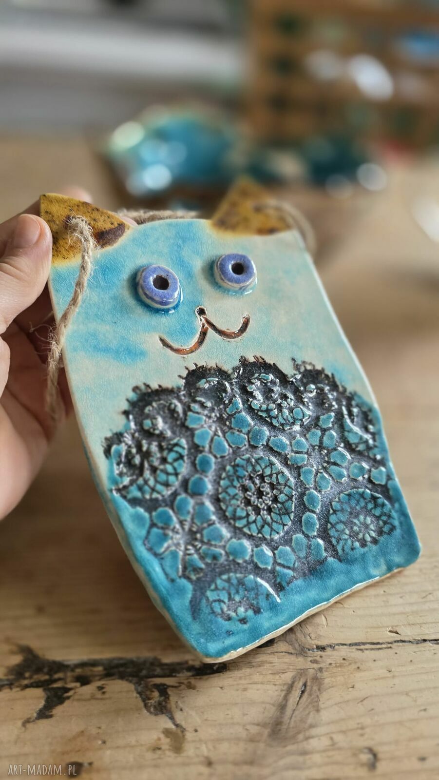 Ceramiczny kot zawieszka - ręcznie wykonana dekoracja