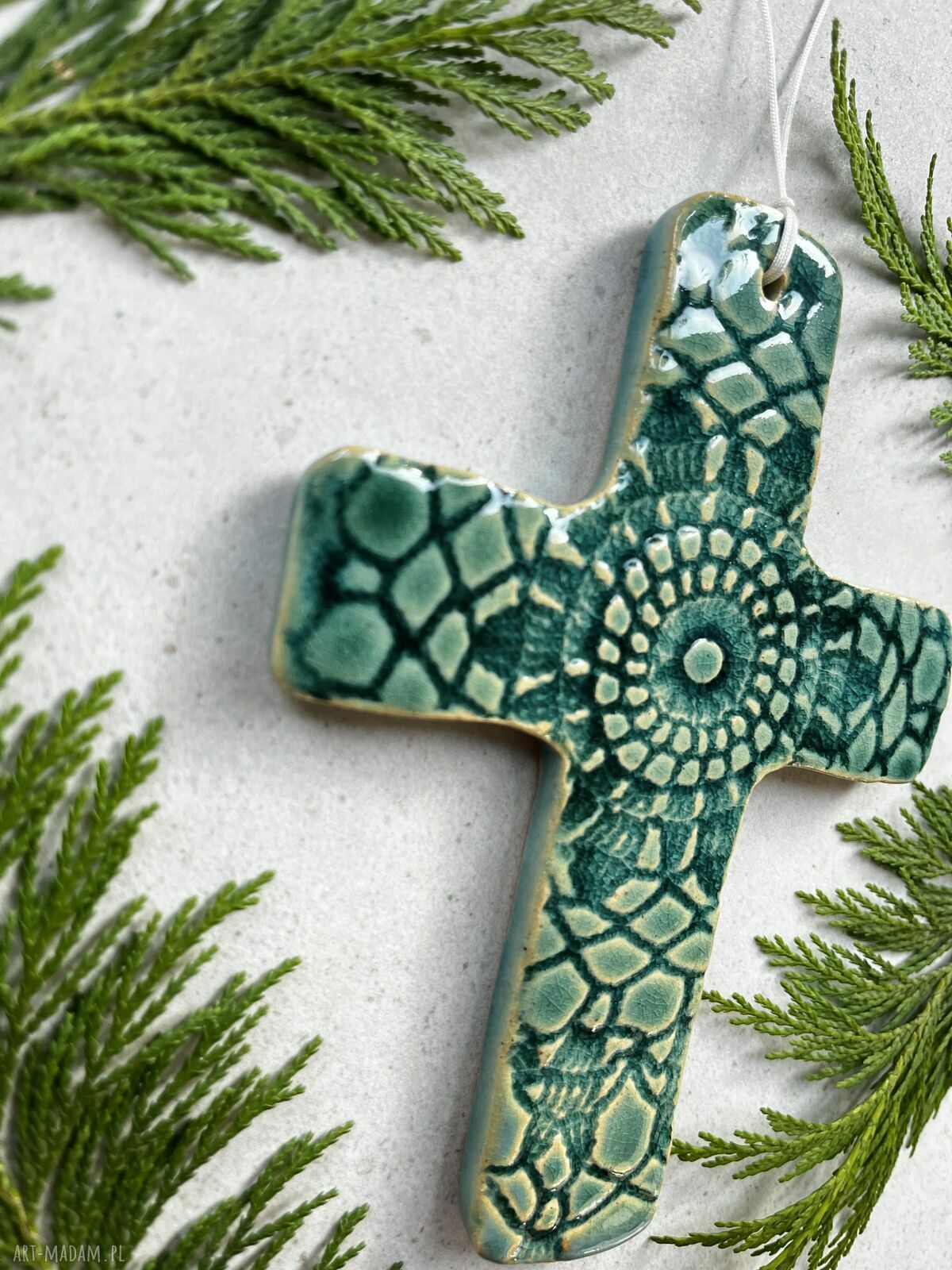 Ręcznie wykonany ceramiczny krzyżyk na ścianę