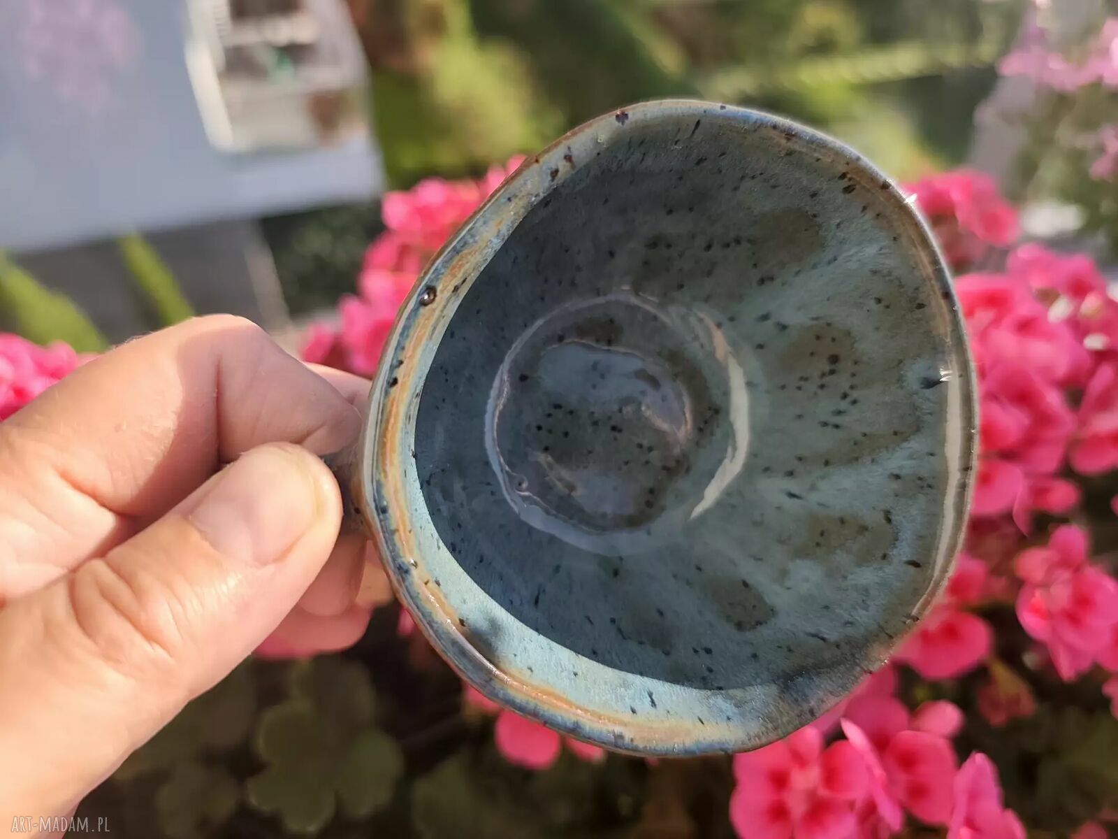 Ręcznie robiony kubek ceramiczny z sercem