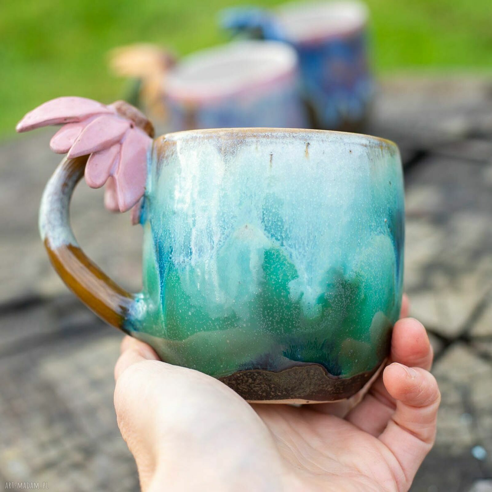Różowy kubek ceramiczny z kwiatkiem (ok. 450 ml)