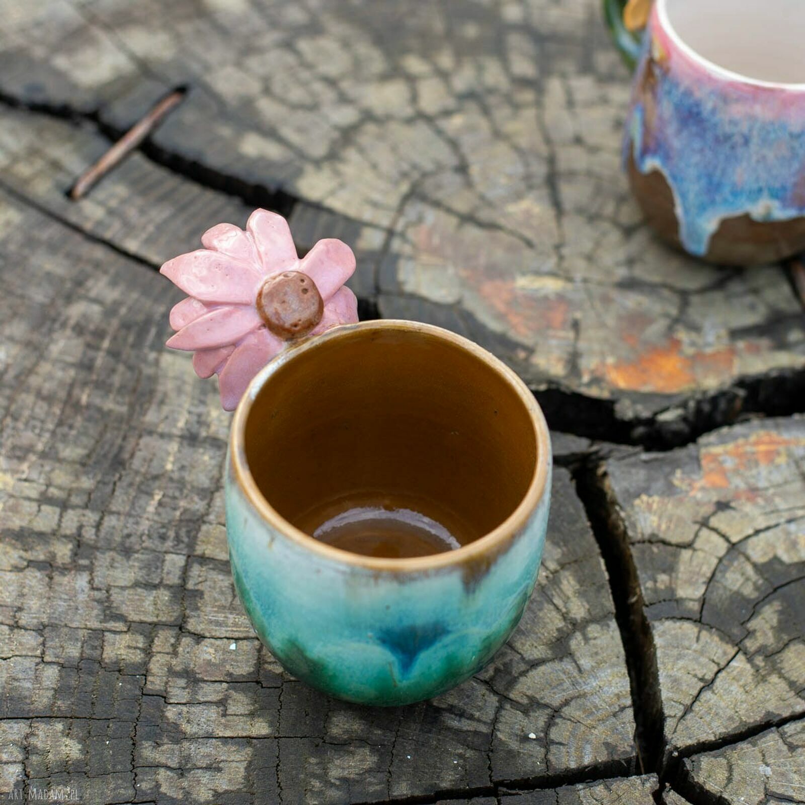 Różowy kubek ceramiczny z kwiatkiem (ok. 450 ml)