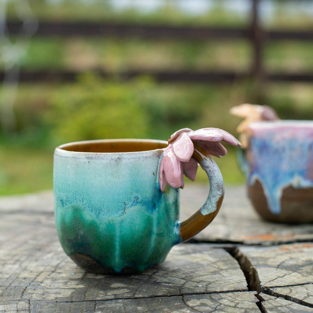Różowy kubek ceramiczny z kwiatkiem (ok. 450 ml)