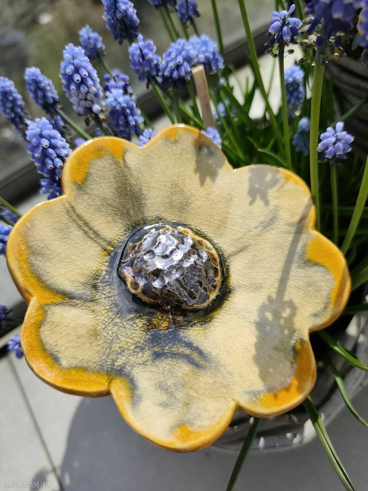 Kwiat ceramiczny poidło - żółte rękodzieło do ogrodu