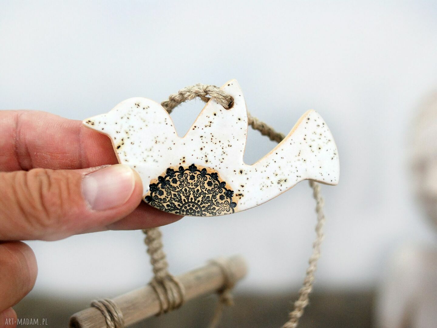 Ceramiczny łapacz snu z ptaszkiem - dekoracja nad łóżko w stylu boho