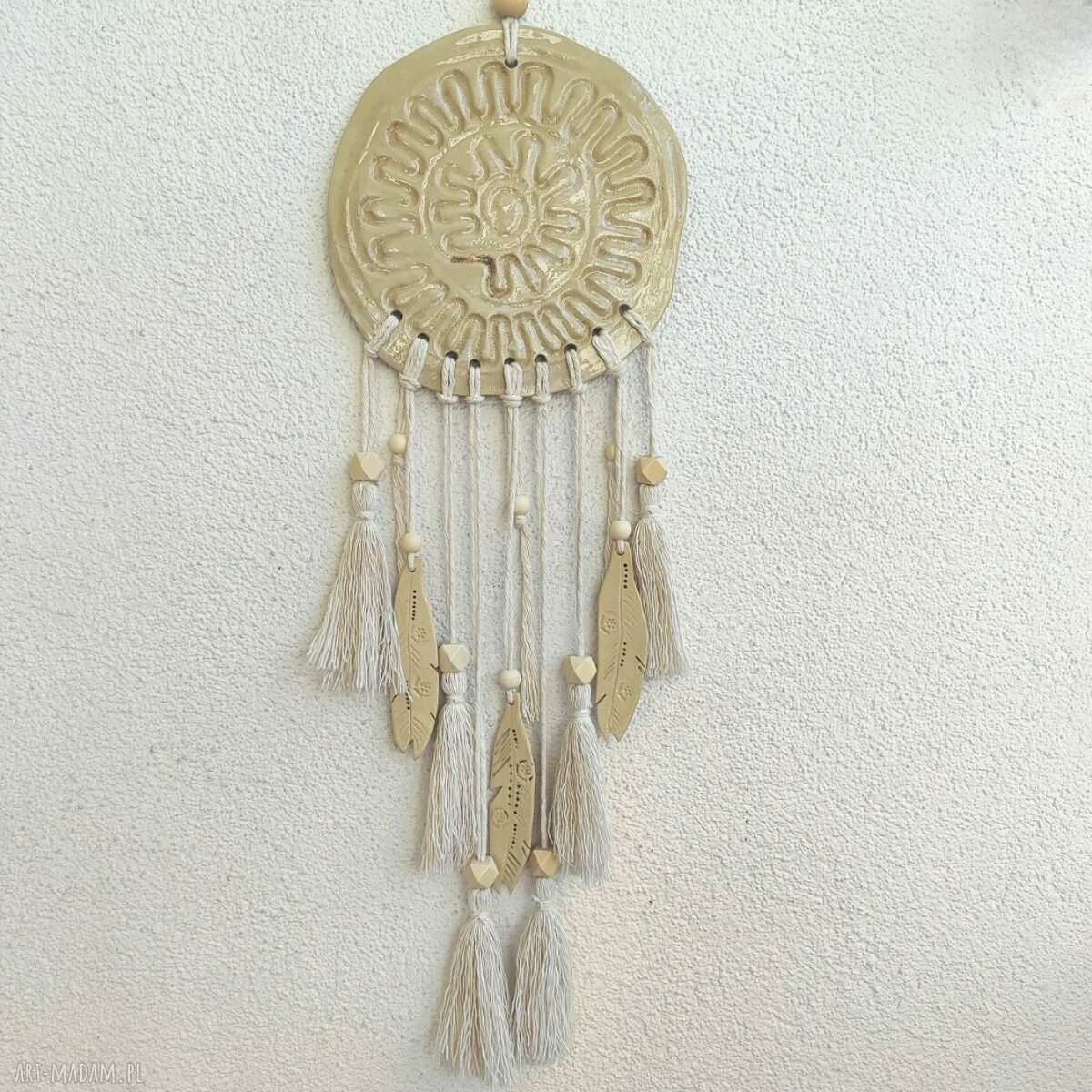 Ceramiczny łapacz snów z makramą - dekoracja na ścianę w stylu boho