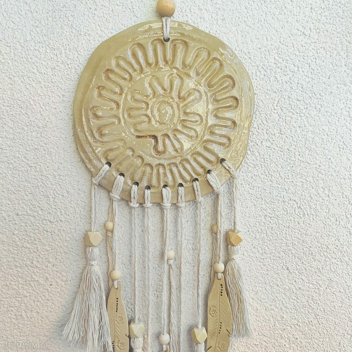 Ceramiczny łapacz snów z makramą - dekoracja na ścianę w stylu boho