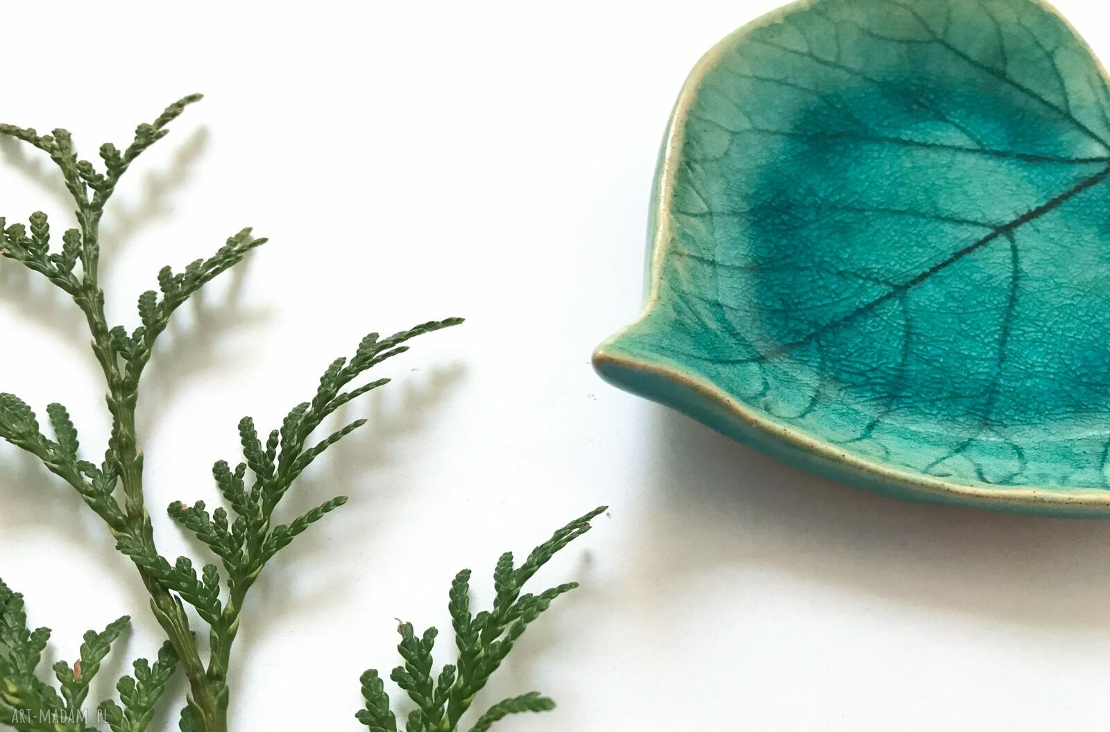 Ceramiczny listek na biżuterię - dekoracyjna podstawka na drobiazgi